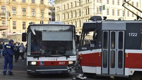 V Brně se srazila tramvaj s trolejbusem, tři lidé se zranili.