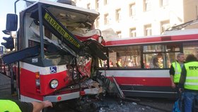 Na křižovatce Masná a Křenová v Brně se v pondělí odpoledne čelně srazila tramvaj s trolejbusem.