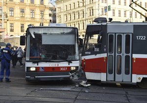 V Brně se srazila tramvaj s trolejbusem, tři lidé se zranili.