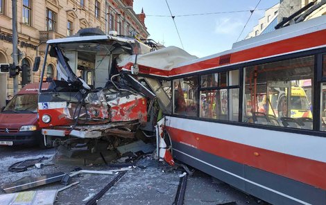 Na brněnské křižovatce Masná a Křenová v Brně se čelně srazila tramvaj s trolejbusem.