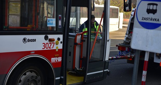 V Brně se v úterý ráno srazila tramvaj s trolejbusem. Tři lidé se zranili.