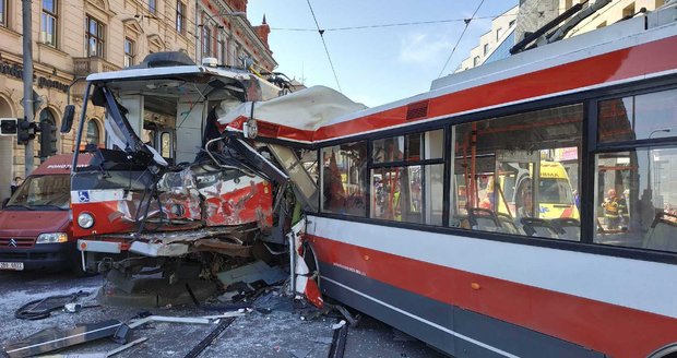 Srážku trolejbusu s tramvají v Brně zavinila prasklá náprava? Viníkovi hrozí až osm let vězení