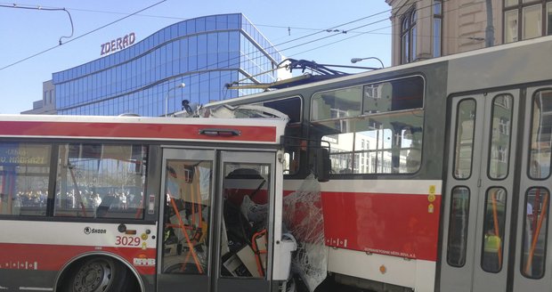 Při nehodě tramvaje s trolejbusem v centru Brna se zranilo 40 lidí, z toho 13 těžce.