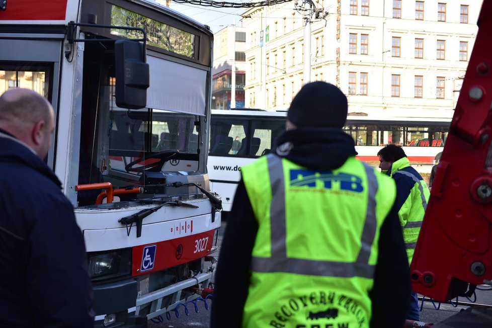 V Brně se v úterý ráno srazila tramvaj s trolejbusem. Tři lidé se zranili.