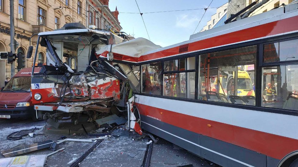 Na křižovatce Masná a Křenová v Brně se v pondělí odpoledne čelně srazila tramvaj s trolejbusem.