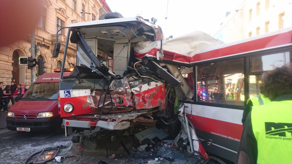 Na křižovatce Masná a Křenová v Brně se v pondělí odpoledne čelně srazila tramvaj s trolejbusem.