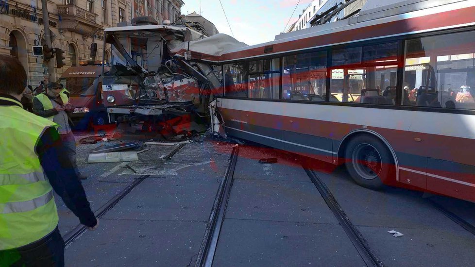 Na křižovatce Masná a Křenová v Brně se v pondělí 1. dubna 2019 odpoledne čelně srazila tramvaj s trolejbusem.