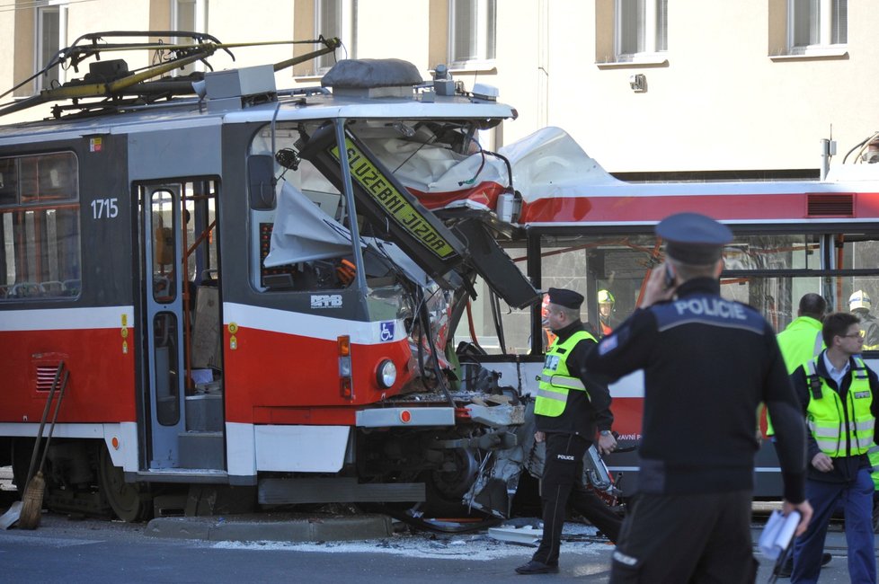 Na křižovatce brněnských ulic Křenová a Masná se v pondělí v 13.44 čelně srazil trolejbus linky 33 ze Slatiny k hlavnímu nádraží s tramvají jedoucí jako služební jízda bez cestujících z centra směrem do Líšně.