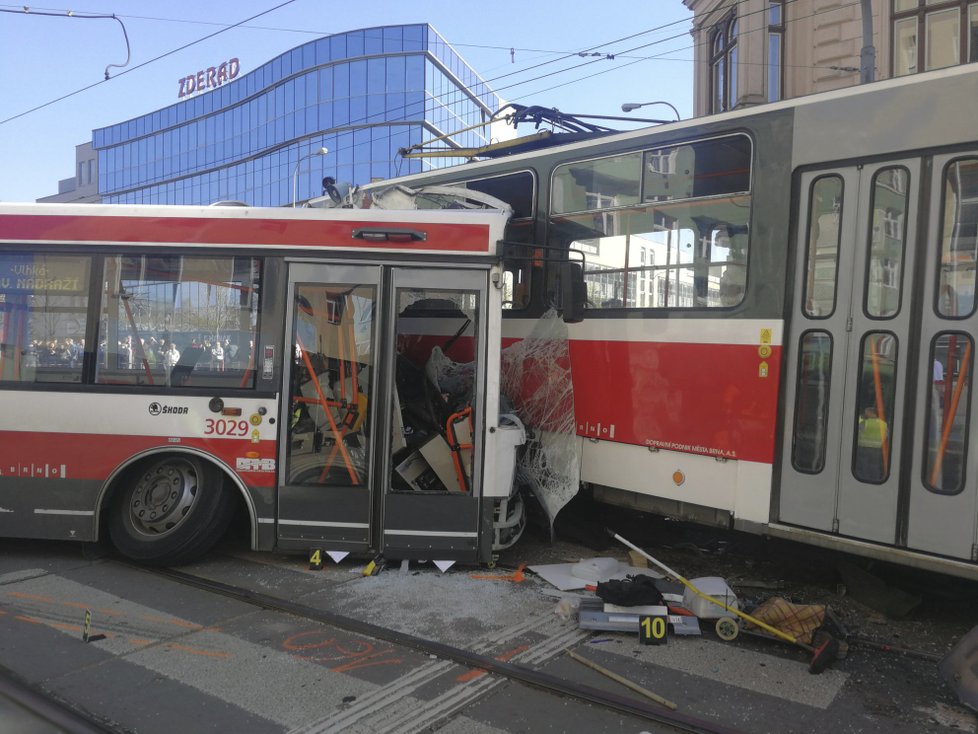 Při nehodě tramvaje s trolejbusem v centru Brna se zranilo 40 lidí, z toho 13 těžce.