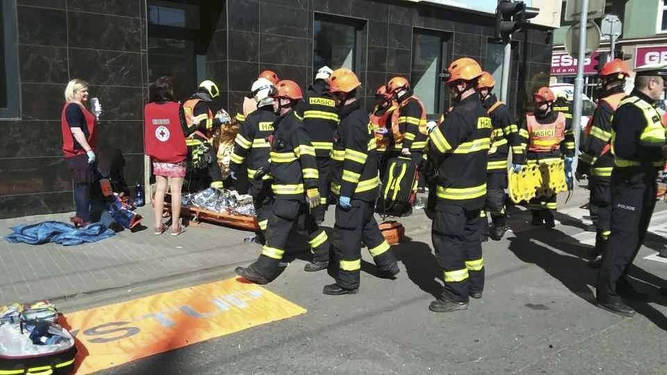 Při nehodě tramvaje s trolejbusem v centru Brna se zranilo 40 lidí, z toho 13 těžce.