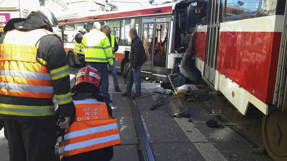 Při nehodě tramvaje s trolejbusem v centru Brna se zranilo 40 lidí, z toho 13 těžce.