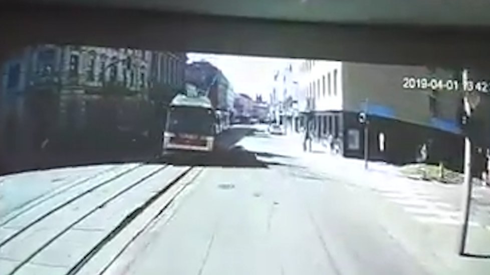 Záběry, které zachycují nehodu trolejbusu a tramvaje , ke které došlo v pondělí 1. dubna v Brně.