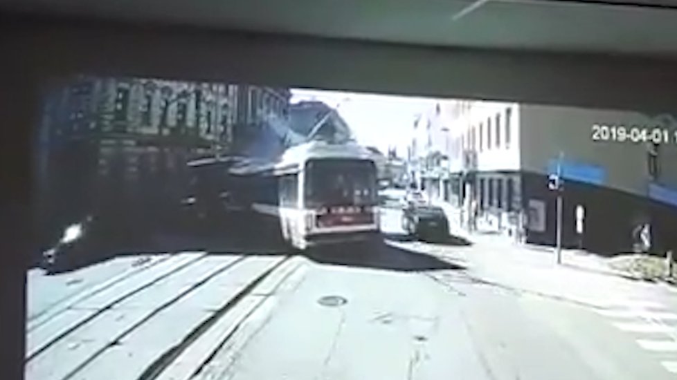 Záběry, které zachycují nehodu trolejbusu a tramvaje , ke které došlo v pondělí 1. dubna v Brně.