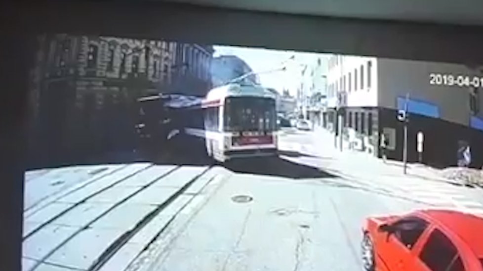 Záběry, které zachycují nehodu trolejbusu a tramvaje, ke které došlo v pondělí 1. dubna v Brně.