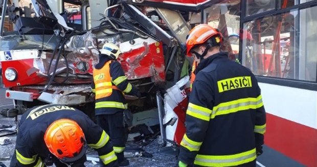 Srážka trolejbusu a tramvaje: Zraněných je 45! Přihlásili se cestující, které neodvážela sanitka