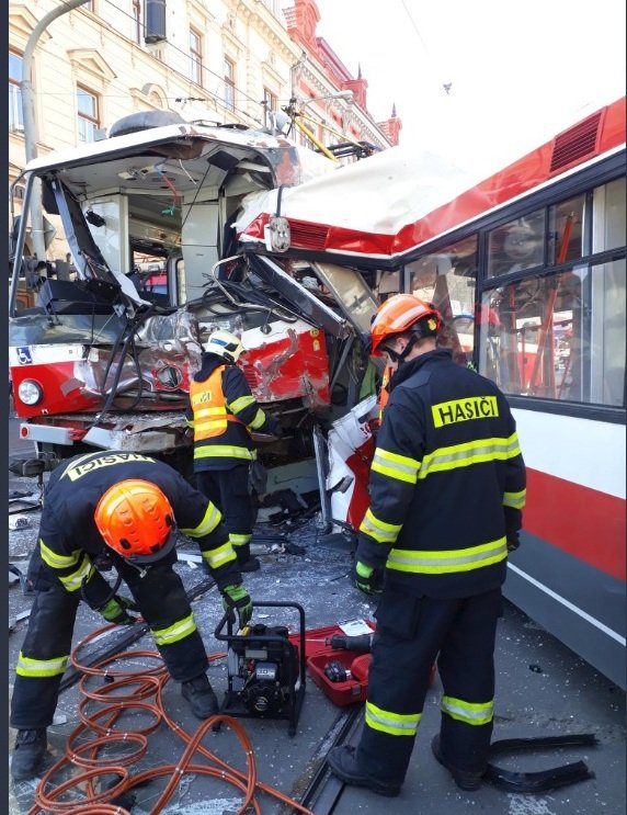 V Křenové ulici v Brně se v pondělí odpoledne čelně srazila tramvaj s trolejbusem.