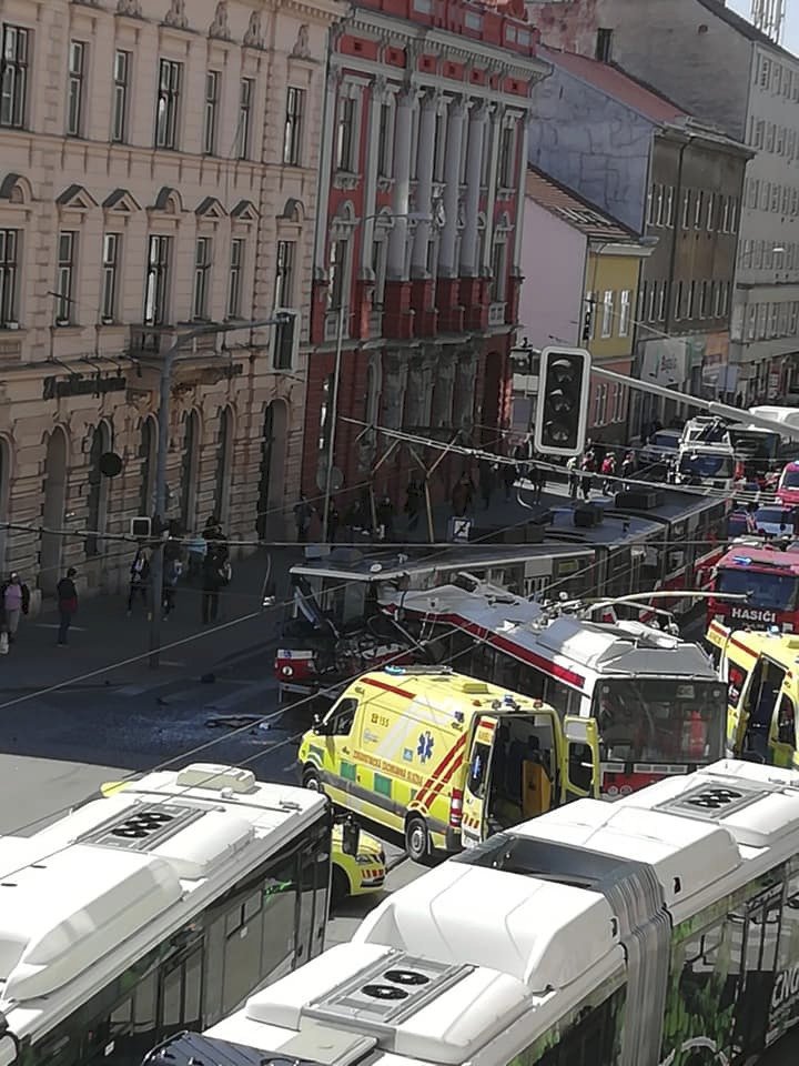 V Křenové ulici v Brně se v pondělí odpoledne čelně srazila tramvaj s trolejbusem.