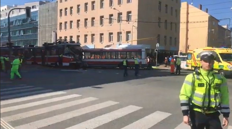 Na křižovatce Masná a Křenová v Brně se v pondělí odpoledne čelně srazila tramvaj s trolejbusem.