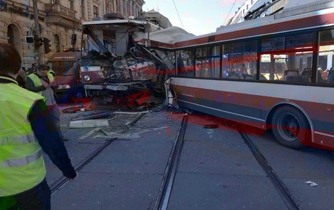 Náraz byl tak silný, že trolejbus i tramvaj roztrhal.