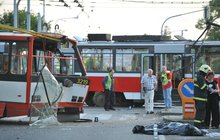 Srážka trolejbusu a tramvaje: 1 mrtvý, 13 zraněných!