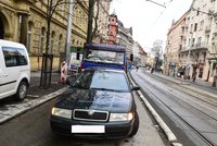 Děti spěchaly do školy: Obíhaly tramvaj a srazilo je auto!