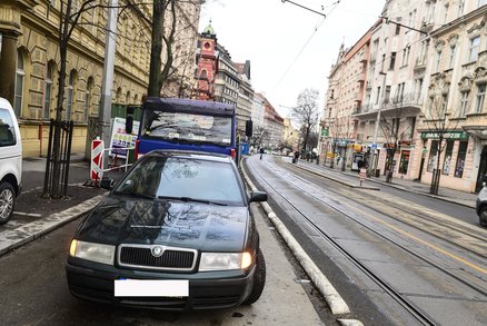 Děti spěchaly do školy: Obíhaly tramvaj a srazilo je auto!