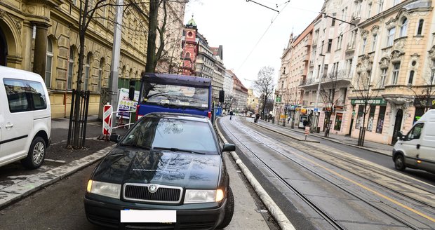 Děti spěchaly do školy: Obíhaly tramvaj a srazilo je auto!