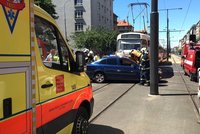 Děsivě vypadající nehoda ve Vršovicích: Tramvaj narazila do boku auta