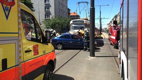 Ve Vršovicích došlo k vážně dopravní nehodě tramvaje s osobním automobilem.