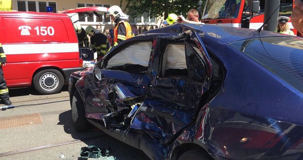 Ve Vršovicích došlo k vážně dopravní nehodě tramvaje s osobním automobilem.