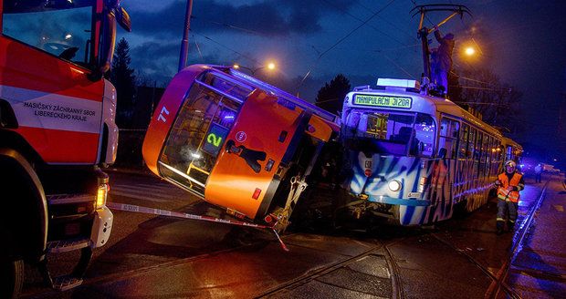 Děsivá srážka tramvají v Liberci: Šokovaný řidič skončil na boku! 