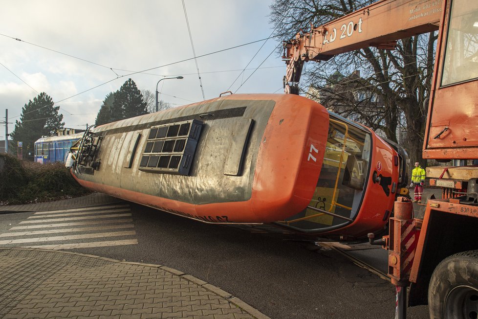 V Liberci se srazily dvě tramvaje, jedna skončila na boku. Nehoda se obešla bez zranění.