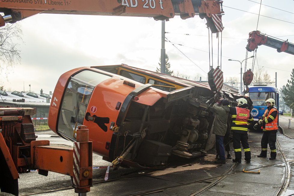 V Liberci se srazily dvě tramvaje, jedna skončila na boku. Nehoda se obešla bez zranění.