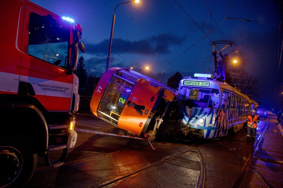 V Liberci se srazily dvě tramvaje, jedna skončila na boku. Nehoda se obešla bez zranění.