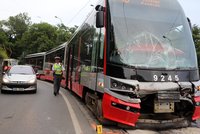 Nehoda v centru Prahy: Pří srážce dvou tramvají se zranilo 11 lidí