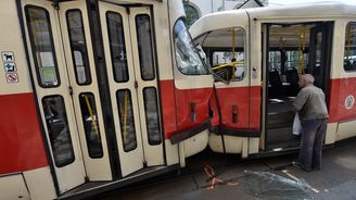 V centru Prahy se srazily tramvaje, na místě bylo kolem 20 zraněných