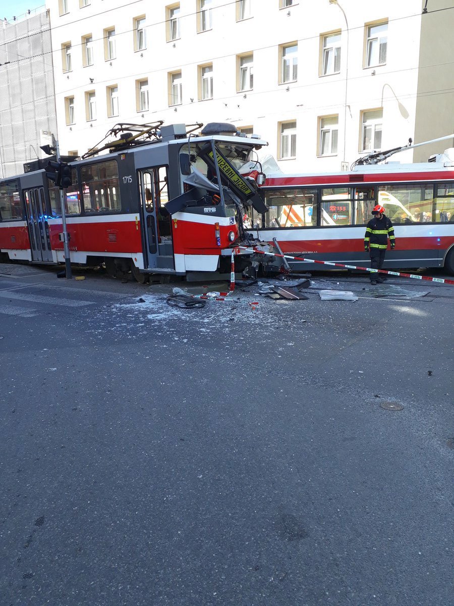 V Křenové ulici v Brně se v pondělí odpoledne čelně srazila tramvaj s trolejbusem. Na místě je několik desítek zraněných, nejméně pět těžce.