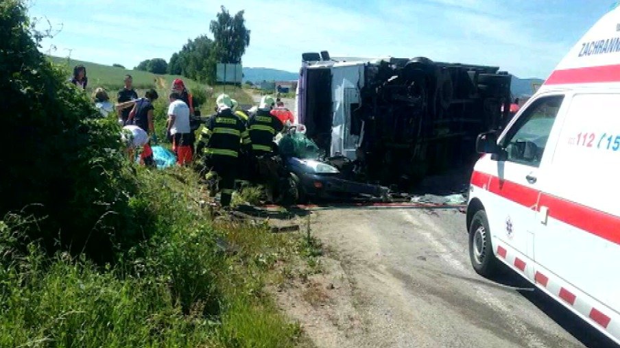 Při nehodě osobáku a kamionu u Trenčína zahynuli čtyři lidé. Nejmladší oběti bylo teprve 11 let.