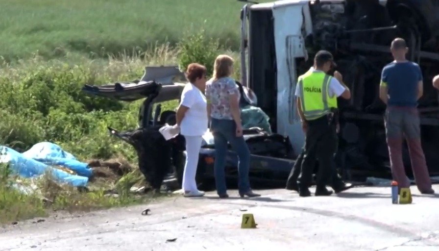 Při nehodě osobáku a kamionu u Trenčína zahynuli čtyři lidé. Nejmladší oběti bylo teprve 11 let.
