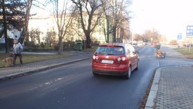 Řidička golfu školáky přejela v místě, kudy projíždí auto.