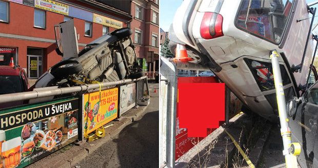 Kuriózní nehoda v Třinci: Řidič přeletěl plot a zaparkoval na střechy aut.