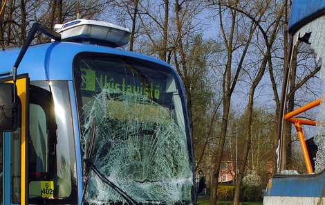 Nehoda se stala na tramvajových linkách 6 a 13 v zastávce Důl Hlubina v Místecké ulici.