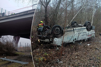 Dodávka v Trmicích spadla z mostu: Řidič nepřežil