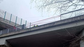 Dodávka v Trmicích spadla z mostu. (19.12.2025)