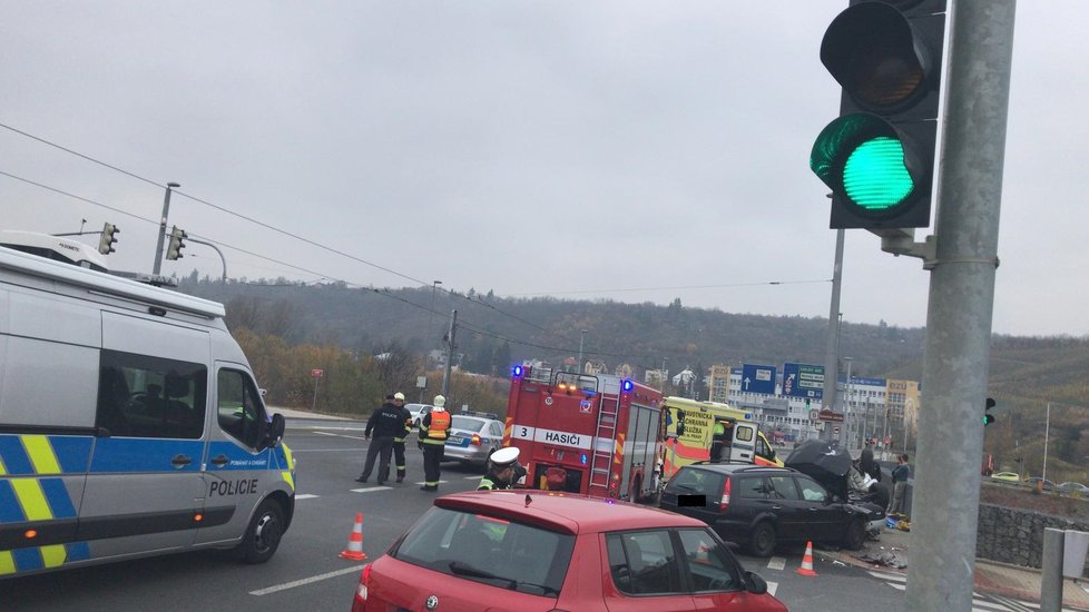 Auto skončilo po nehodě na Trojském mostě na střeše.