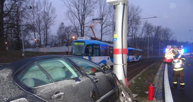 Cizinec naboural v Ostravě do trolejového sloupu a skončil na tramvajových kolejích.