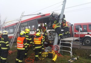 Plně obsazený trolejbus napálil u Brna do sloupu. Řidič a tři cestující jsou zranění.