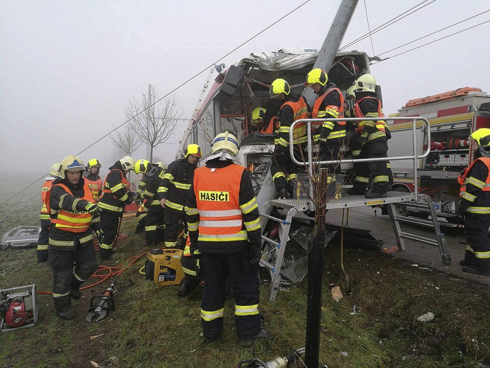 Plně obsazený trolejbus napálil u Brna do sloupu. Řidič a tři cestující jsou zranění.