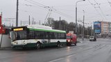 Při nehodě trolejbusu a tramvaje v Plzni se zranili čtyři lidé