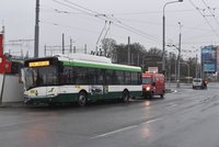 Při nehodě trolejbusu a tramvaje v Plzni se zranili čtyři lidé